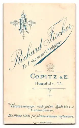 Fotografie Rich. Fischer, Copitz a. E., Hauptstrasse 14, Soldat in Uniform des Königl. Sächs. 2. Feld-Artill. Regt. 28