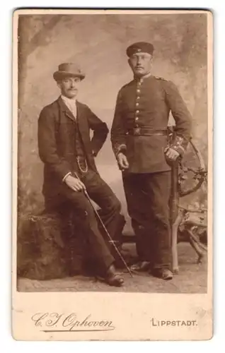 Fotografie C. J. Ophoven, Lippstadt, Soldat in Uniform und ein Herr im Anzug