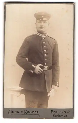 Fotografie Arthur Krüger, Berlin, Karlstr. 23, Soldat in Uniform mit Schirmmütze