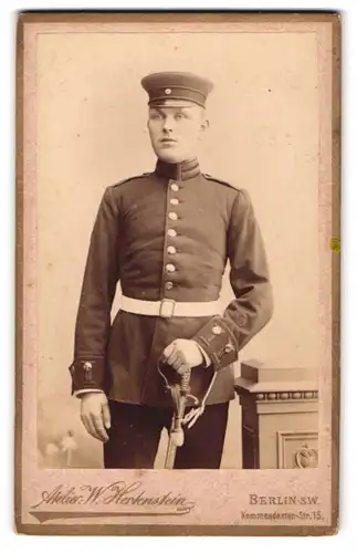 Fotografie W. Hertenstein, Berlin, Kommandantenstr. 15, Soldat in Uniform mit Schirmmütze