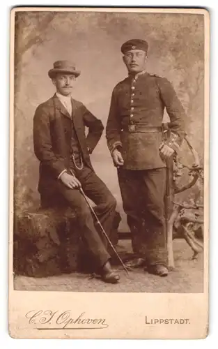 Fotografie C. J. Ophoven, Lippstadt, Soldat in Uniform und ein Herr im Anzug