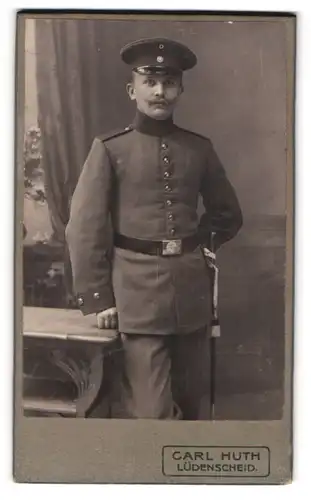 Fotografie Carl Huth, Lüdenscheid, Thünenstr. 13, Soldat in Uniform mit Schirmmütze
