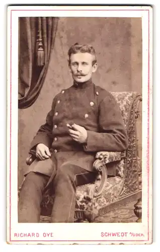 Fotografie Richard Oye, Schwedt a. Oder, Schlossfreiheit 77, Soldat in Uniform mit Schnurrbart