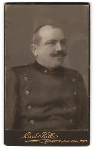 Fotografie Carl Hill, Emmerich a. Rhein, Kass-Str. 36, Soldat in Uniform mit Schnauzbart