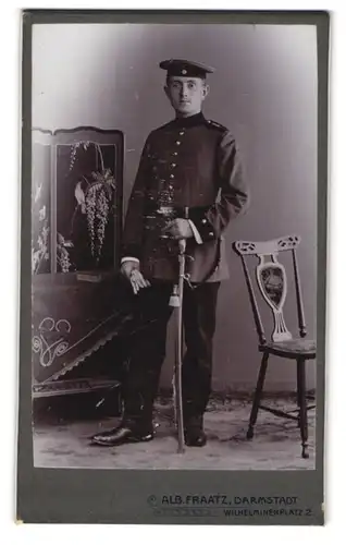 Fotografie Alb. Fraatz, Darmstadt, Wilhelminenplatz 2, Soldat in Uniform mit Degen