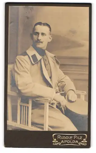 Fotografie Rudolf Pilz, Apolda, Soldat im Uniformmantel mit Degen