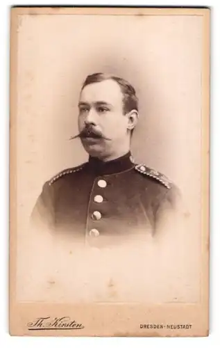 Fotografie Th. Kirsten, Dresden-Neustadt, Bautznerstr. 79, Soldat in Uniform mit Schnauzbart