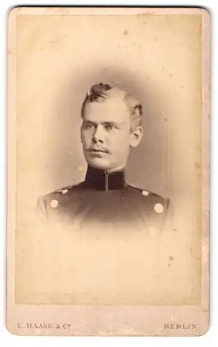 Fotografie L. Haase & Comp., Berlin, Unter den Linden 62-63, Soldat in Uniform mit Oberlippenbart