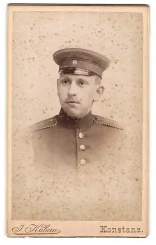 Fotografie J. Kuban, Konstanz, Eingang: Hieronymusgasse und Hussenstrasse, Soldat in Uniform mit Schirmmütze