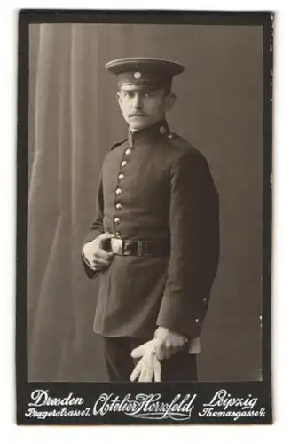 Fotografie Martin Herzfeld, Dresden, Thomasgasse 4, Soldat in Uniform mit Schirmmütze