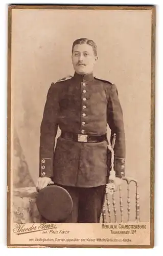 Fotografie Theodor Penz, Berlin-Charlottenburg, Tauentzienstr. 13 a, Soldat in Uniform mit Schirmmütze