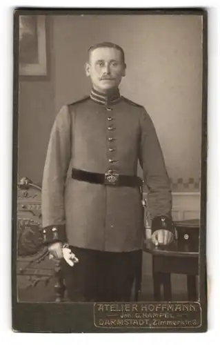 Fotografie G. Hampel, Darmstadt, Zimmerstr. 3, Soldat in Uniform mit Handschuhen