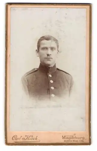 Fotografie C. Koch, Magdeburg, Breite Weg 134 Ecke der Dreiengelstr., Soldat in Uniform