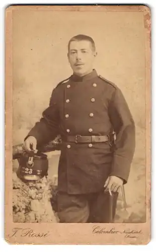 Fotografie J. Rossi, Colombier-Neuchâtel, Soldat des Regiments No. 23 in Uniform mit Schirmmütze