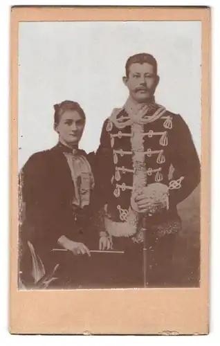 Fotografie unbekannter Fotograf und Ort, Husar in Uniform mit Frau
