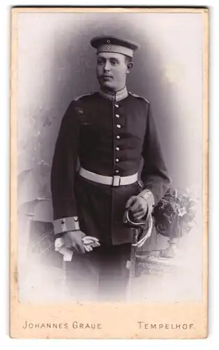 Fotografie Johannes Graue, Berlin-Tempelhof, Soldat in Uniform mit Handschuhen