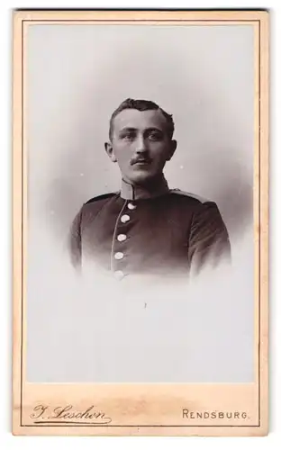 Fotografie J. Leschen, Rendsburg, Grafenstr. 10, Soldat in Uniform mit Schulterstück