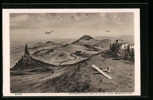 AK Rhön, Berggasthof auf der Wasserkuppe, Segelflugzeug in der Luft und am Boden