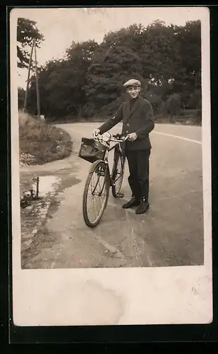 Foto-AK Glücklicher Radler mit seinem Fahrrad