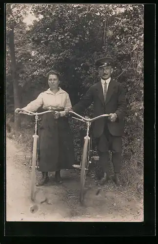 Foto-AK Dame und Herr mit ihren Fahrrädern im Sonntagsstaat