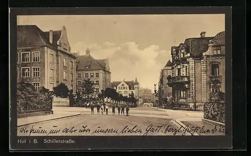 AK Hof i. B., Schillerstrasse mit Kindergruppe