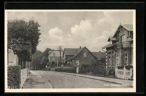 AK Hohn /Schlesw.-Holst., Strassenpartie mit Villa