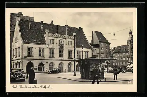 AK Kiel, Markt mit altem Rathaus und Zeitungskiosk