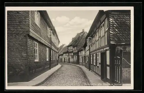 AK Goslar, Malerische alte Gasse mit Fachwerkhäusern