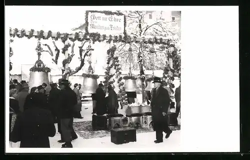 Foto-AK St. Johann, Glockenweihe 1948, Besucher besichtigen die geschmückten Glocken