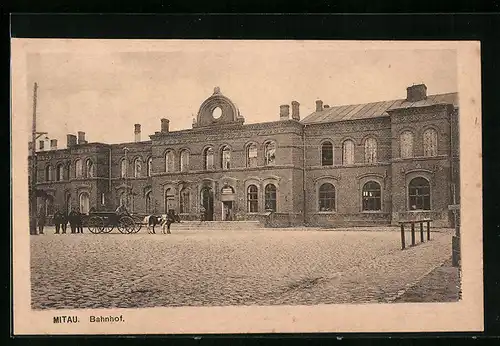 AK Mitau, Bahnhof mit Vorplatz und Kutsche