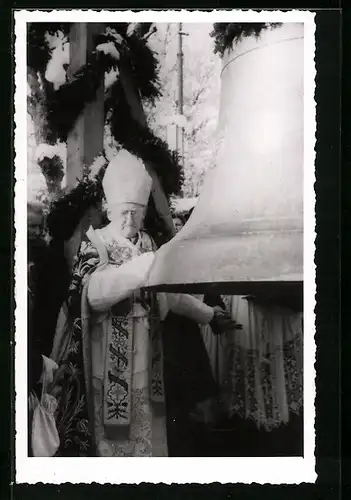Foto-AK St. Johann, Glockenweihe 1948, Geistlicher im Ornat