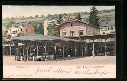 AK Bad Langenschwalbach, Stahlbrunnen mit Passanten
