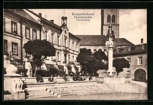 AK Helmbrechts /Oberfranken, Kriegerdenkmal mit Blick zum Uhrenturm