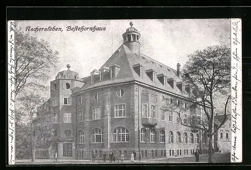 AK Aschersleben, Bestehornhaus mit Passanten