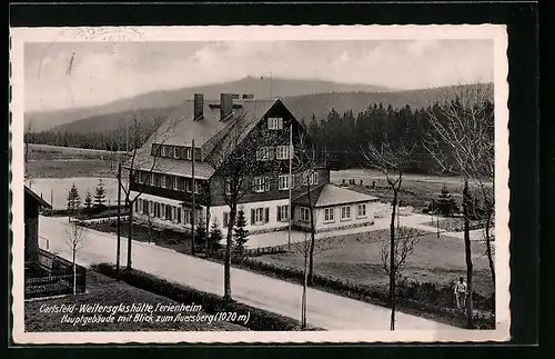 AK Carlsfeld-Weitersglashütte i. Erzgeb., Ferienheim, Hauptgebäude mit Blick zum Auersberg