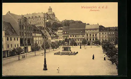 AK Weissenfels a. d. S., Marktplatz mit Hirsch-Apotheke und Denkmal