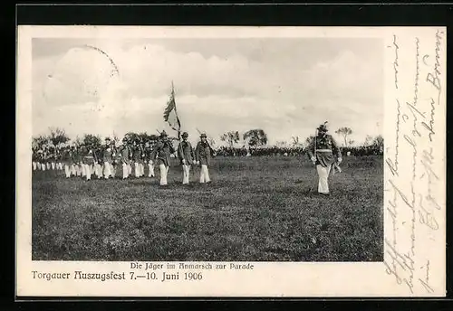 AK Torgau, Torgauer Asuzugsfest 1906, Die Jäger im Anmarsch zur Parade