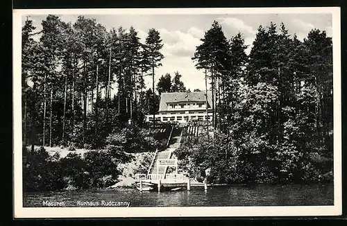 AK Rudczanny /Masuren, Kurhaus mit Seetreppe und Steg