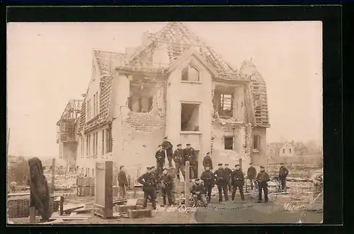 Foto-AK Mariensiel, Stark beschädigtes Haus nach der Bombenexplosion 1919, mit Soldatengruppe