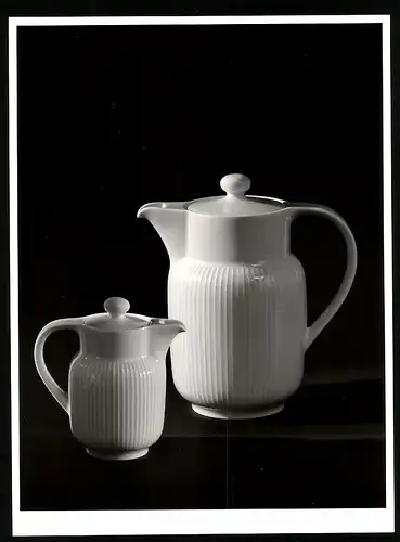 Fotografie Willi Moegle, Oberaichen, Kannenservice mit Teekanne und Kaffeekanne, schön inszeniert mit Lichtspiel