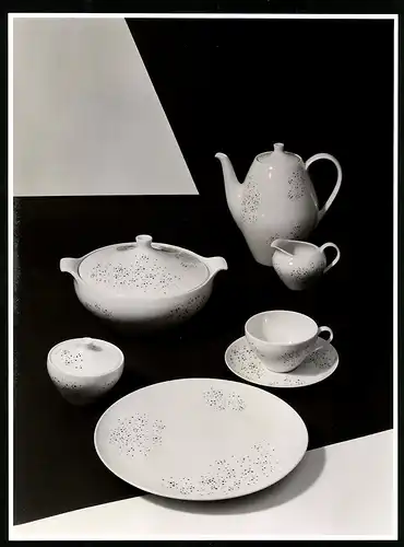 Fotografie Willi Moegle, Stuttgart, schönes Kaffeeservice mit gesprenkeltem Muster, Kanne, Tasse, Zuckerdose, Teller