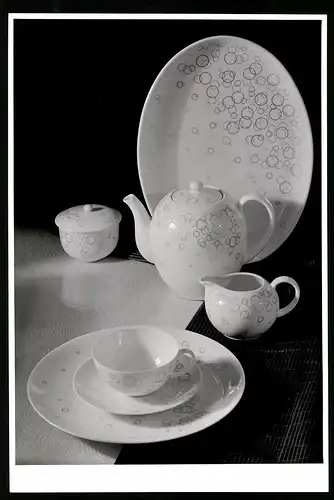 Fotografie Willi Moegle, Stuttgart, Porzellan Geschirrservice mit Blubberbalsen Dekor