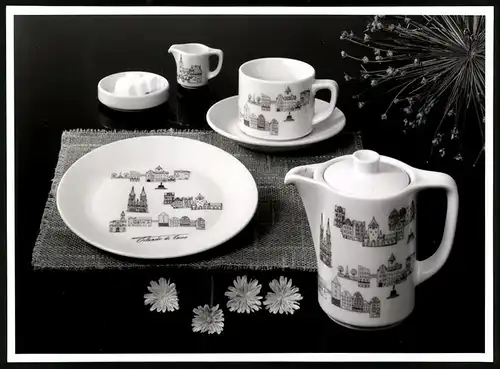 Fotografie Willi Moegle, Stuttgart, Porzellan Kinderservice mit Dekor Orlando di Lasso, mit Zuckerschälchen