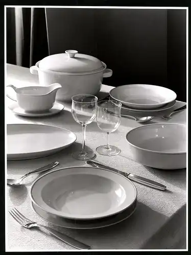 Fotografie Willi Moegle, Stuttgart, eingedeckter Tisch mit schlichten weissen Porzellanservice samt Gläsern