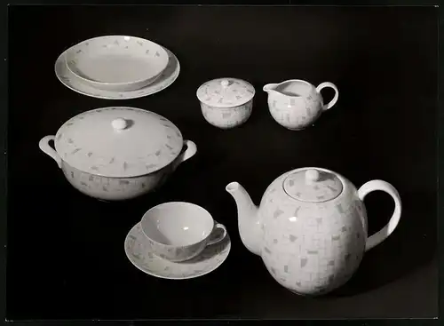 Fotografie Willi Moegle, Stuttgart, Servicegeschirr mit gemustertem Dekor, Suppenteller, Kanne, Suppenterrine