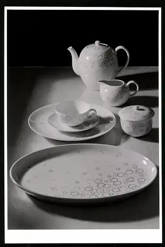 Fotografie Willi Moegle, Stuttgart, Kaffeeservice mit Blubberblasendekor, Anrichteteller, Kanne, Zuckerdose, Milchkanne