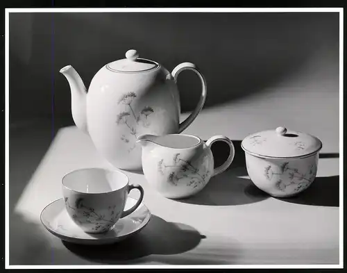 Fotografie Willi Moegle, Stuttgart, Kaffeeservice aus Porzellan mit Blumendekor, Milchkännchen, Zuckerdose, Kaffekanne