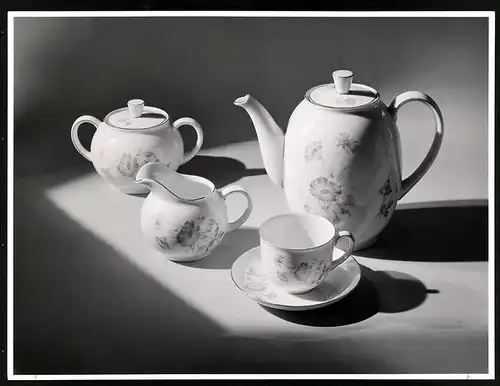 Fotografie Willi Moegle, Stuttgart, Porzellan Kaffeservice mit Mohnblumendekor im Licht-Schatten Spiel arrangiert