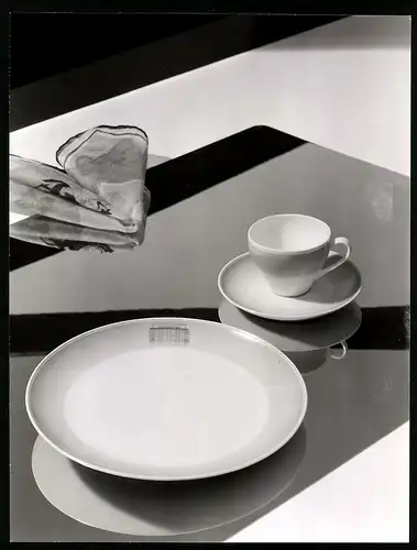 Fotografie Willi Moegle, Stuttgart, 1 Personen Porzellan Service mit Bauhausdekor auf einem spiegelndem Tisch arrangiert