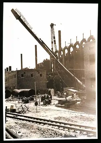 Fotografie unbekannter Fotograf, Ansicht Salzgitter, Hochofen - Kokerei, Schornstein für Gichtgase wird montiert